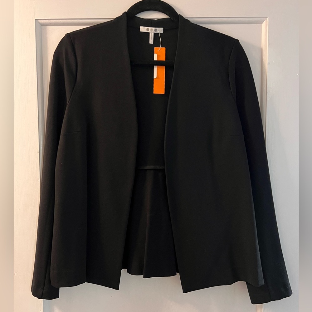 Elegant Black Women's blazer with back pleats